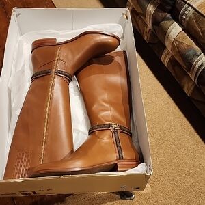 NEW IN BOX SIZE-9 MINDY FLAT BOOT WITH GOLD DETAIL.